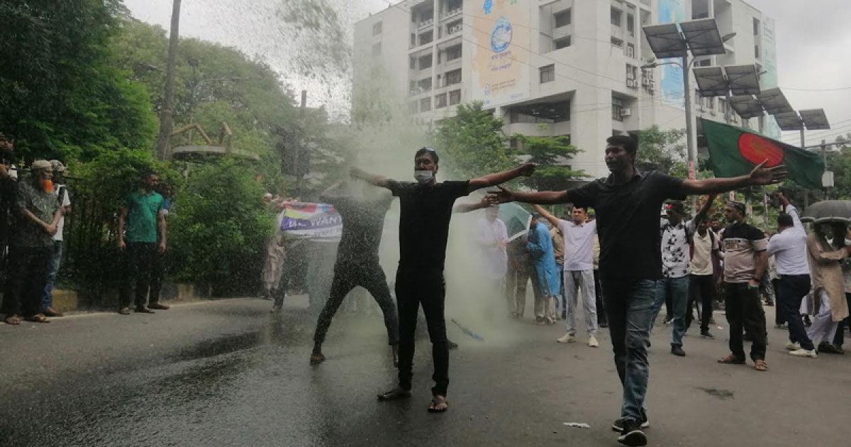 চাকরিচ্যুত বিডিআর সদস্যদের ওপর পুলিশের জলকামান-সাউন্ড গ্রেনেড নিক্ষেপ