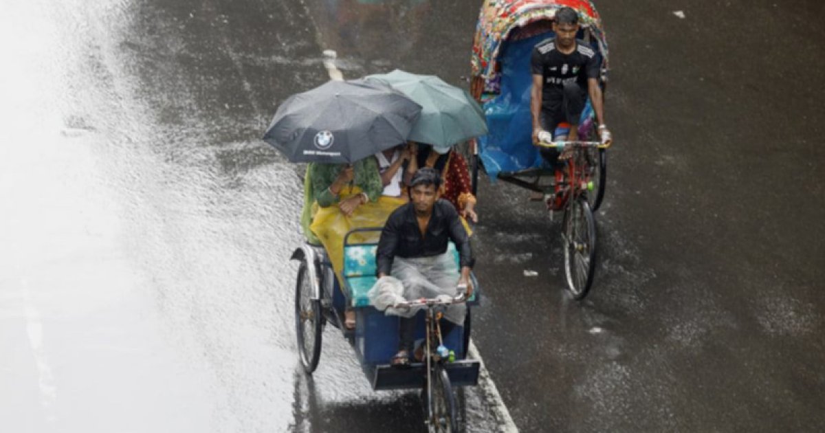 দিনভর বৃষ্টিতে নাকাল নগরবাসী