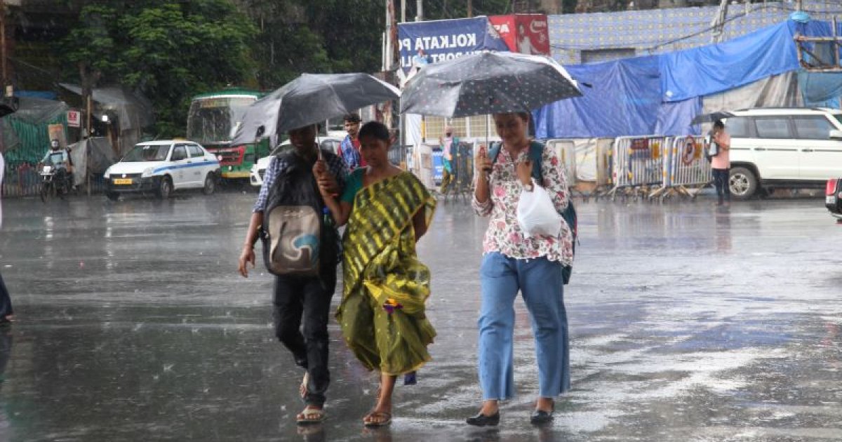 বন্যার কবলে কলকাতা ও পশ্চিমবঙ্গ: টানা বৃষ্টিতে বিপর্যস্ত জনজীবন