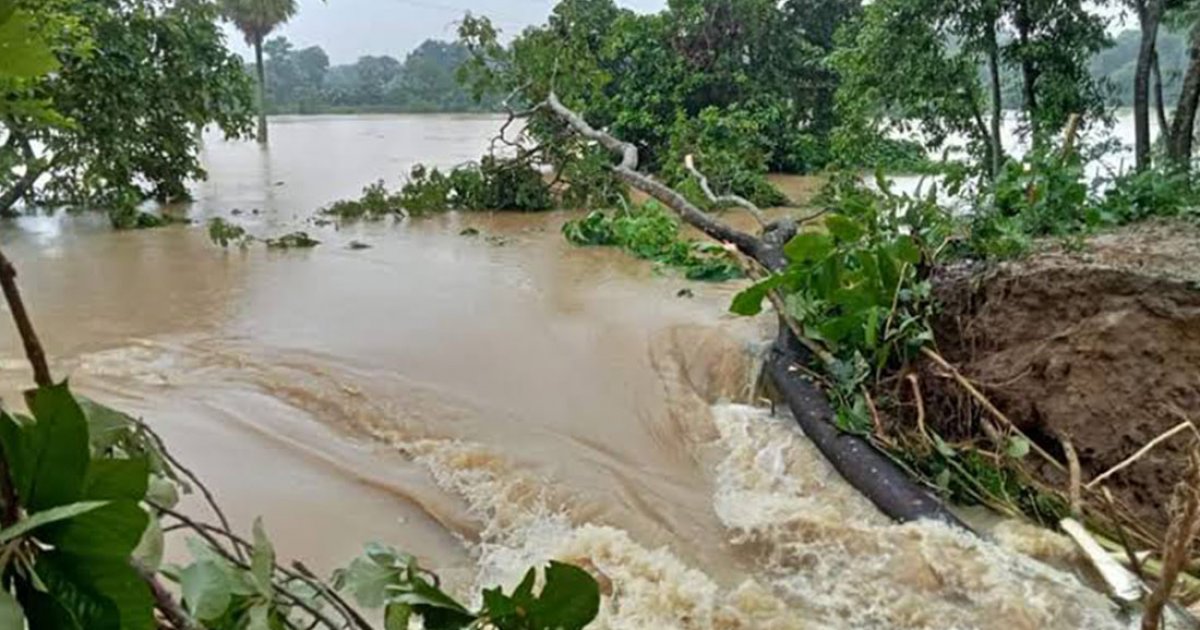 বিপদসীমার ওপরে মুহুরী নদীর পানি, পাঁচ স্থানে বাঁধে ভাঙন