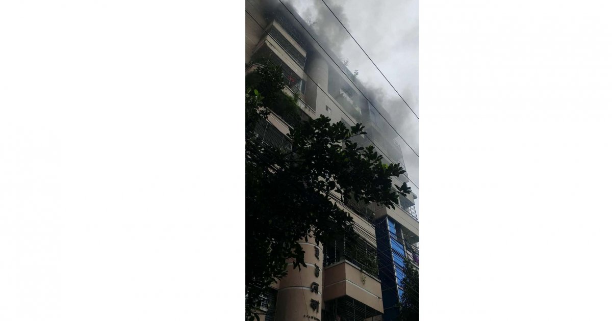 চট্টগ্রামের জামালখানে বহুতল ভবনে আগুন
