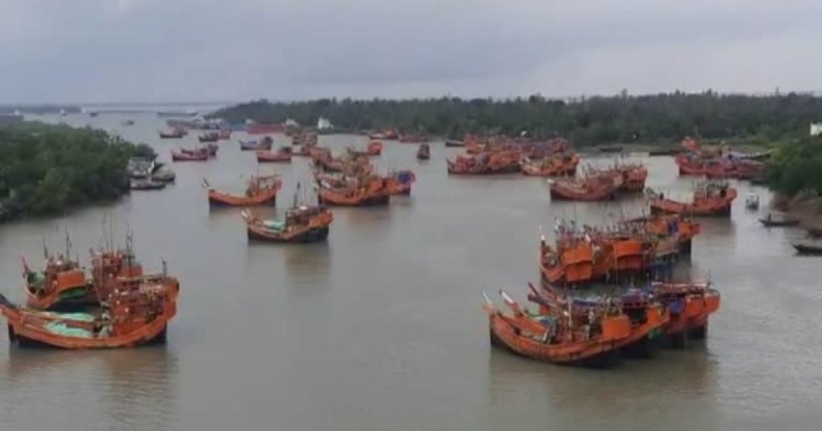 সাগর উত্তাল, নিরাপদ আশ্রয় নিলো মাছ ধরার শত শত ট্রলার