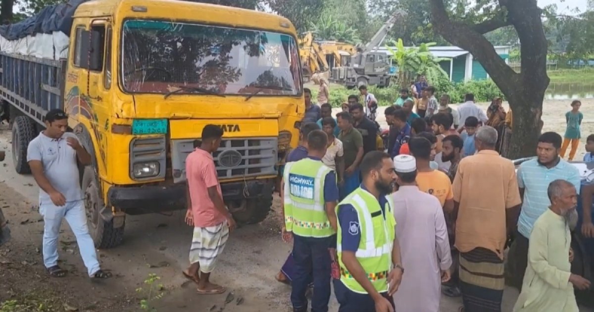 হাসপাতালে যাওয়ার পথে বাবা-ছেলে নিহত