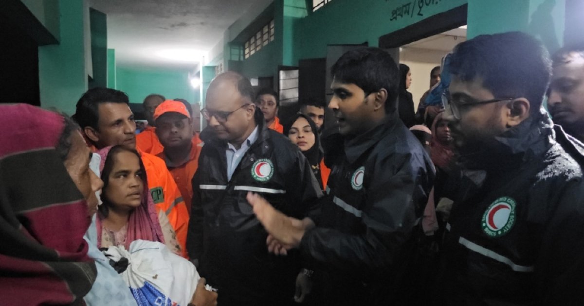 টেকনাফে দুর্ভোগে অর্ধলাখ মানুষ, আশ্রয়কেন্দ্রে ত্রাণ বিতরণ