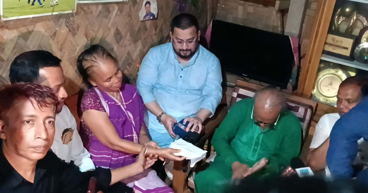 ফুটবলার ঋতুপর্ণার অসুস্থ মাকে দেখতে রাঙামাটি গেছেন রুহুল কবির রিজভী