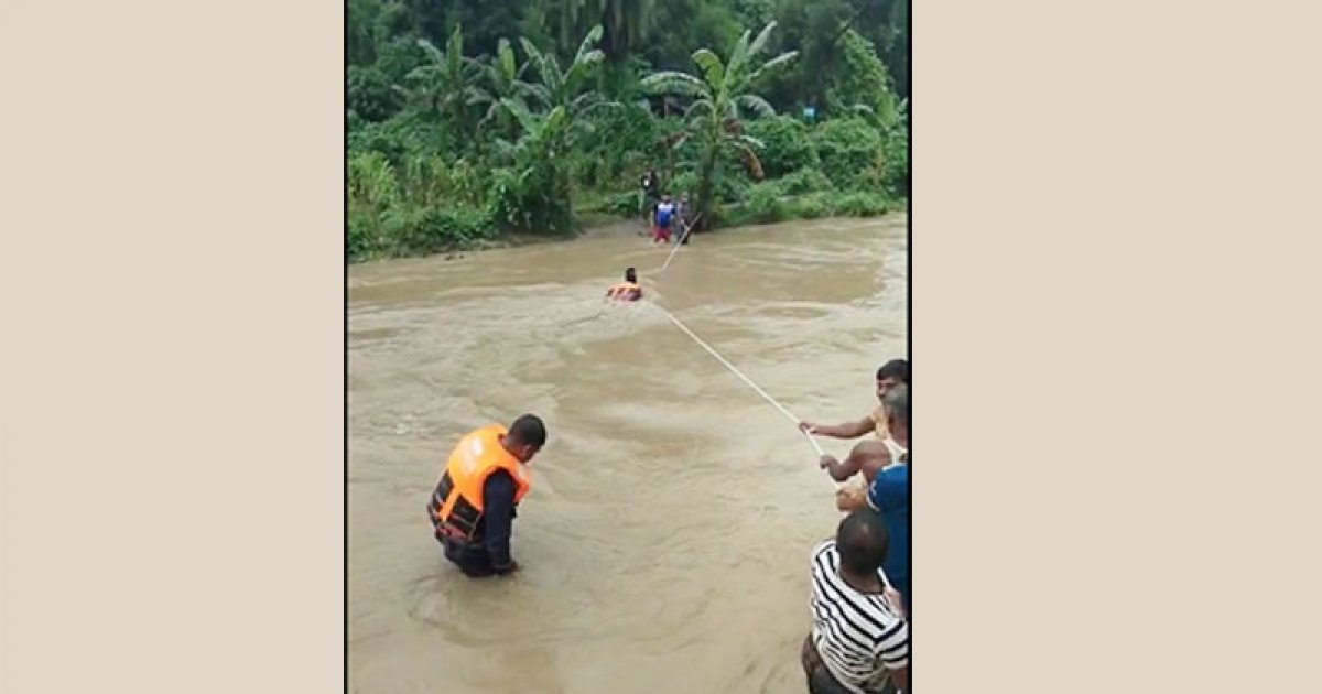 রূপসী ঝরনায় আটকে পড়া ৮ শিক্ষার্থী উদ্ধার