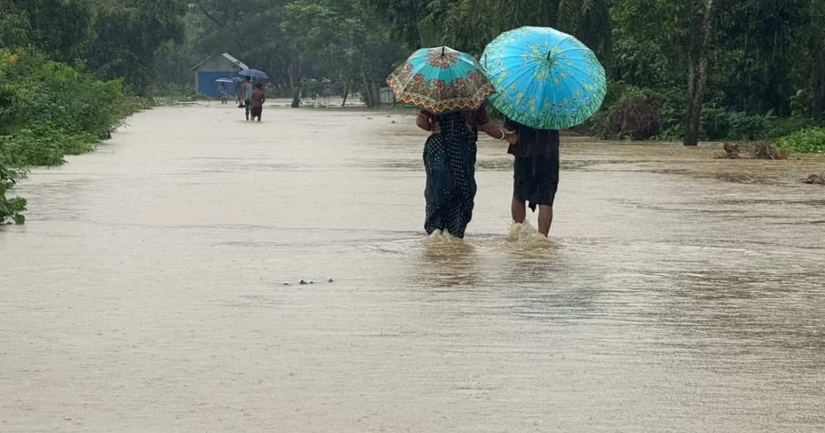 ফেনীতে ত্রাণ বিতরণে ধীরগতি ও সমন্বয়হীনতার অভিযোগ দুর্গতদের