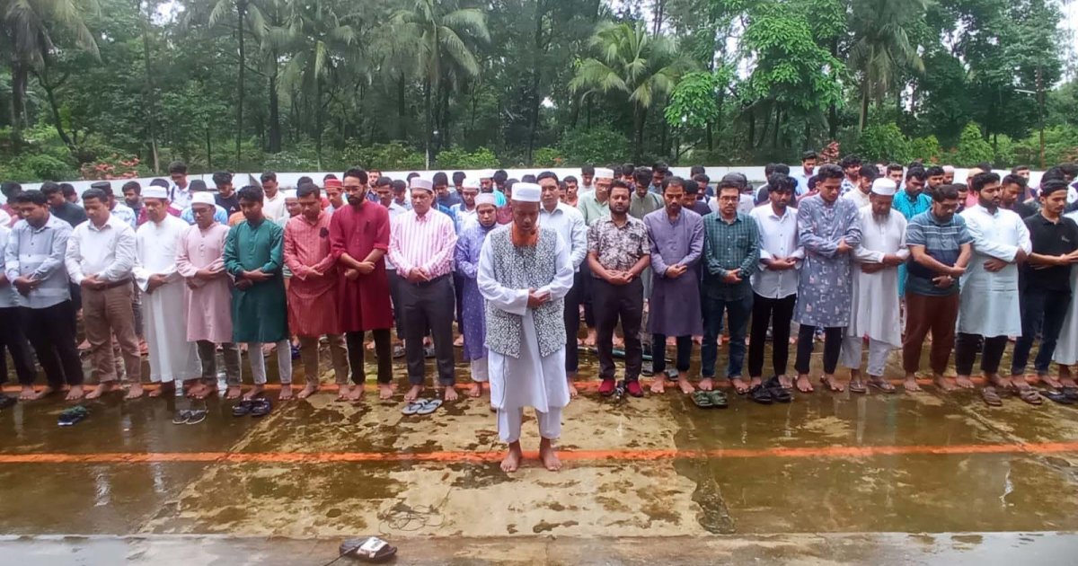 কক্সবাজার সমুদ্রসৈকতে ডুবে মারা যাওয়া চবির দুই শিক্ষার্থীর গায়েবানা জানাজা