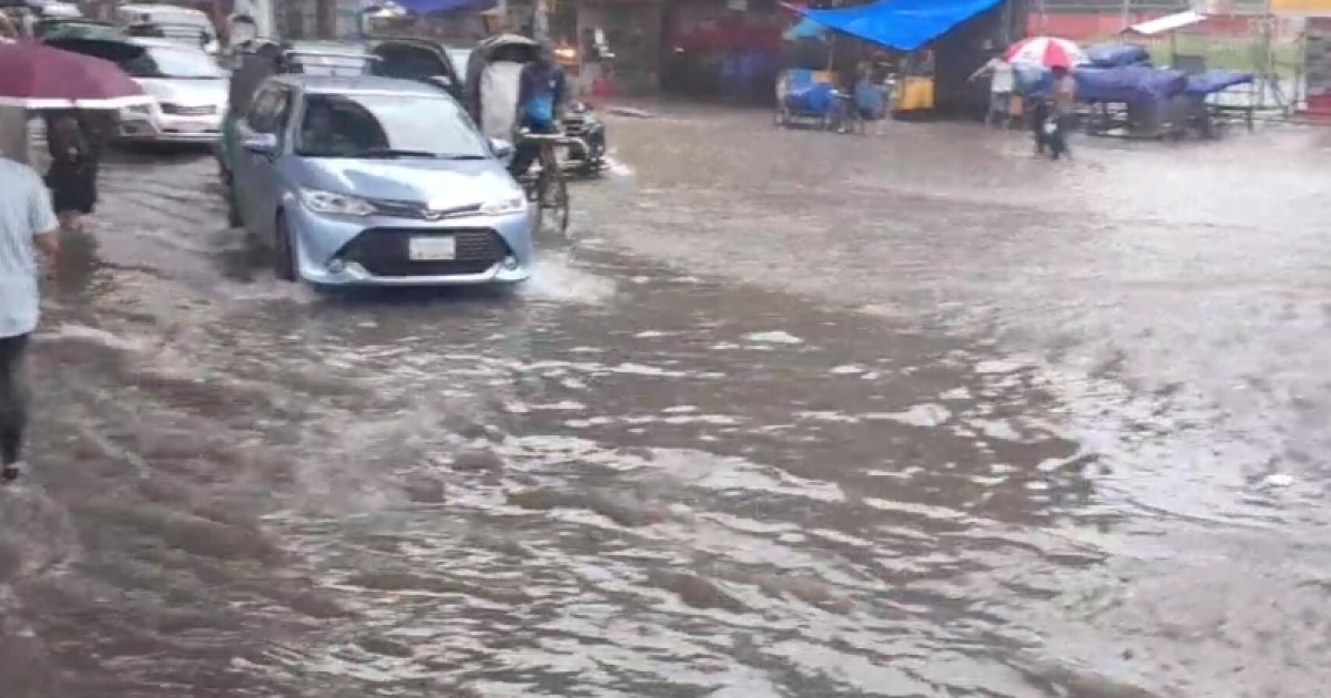 চট্টগ্রাম নগরীর বেশ কিছু এলাকায় সড়ক-গলি পানির নিচে