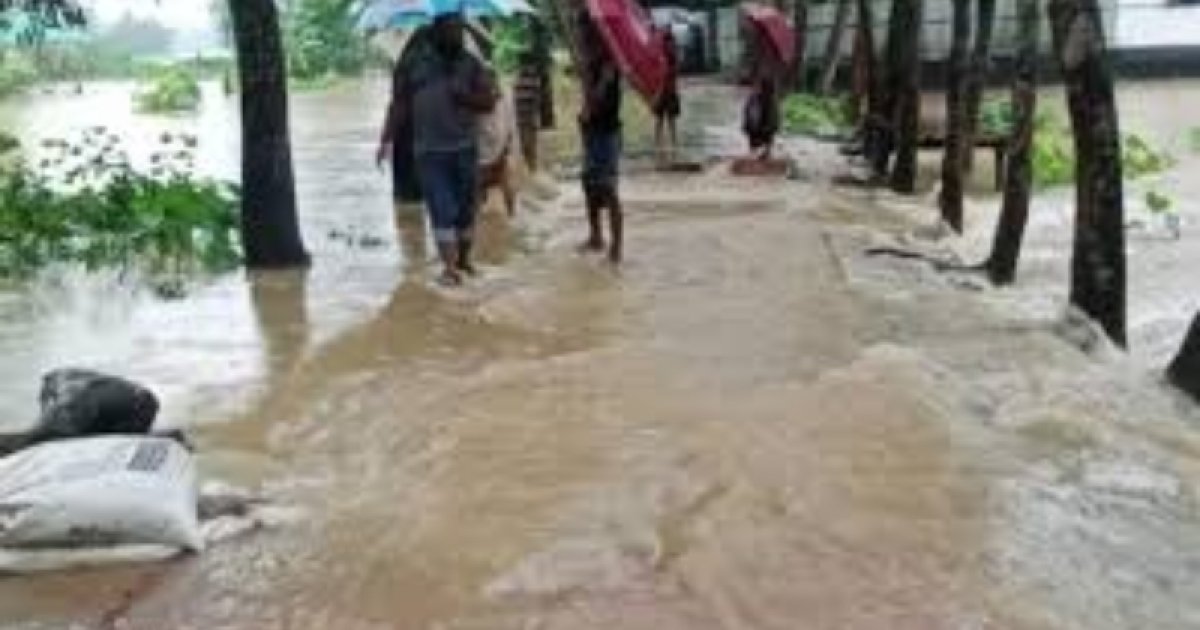 বেড়িবাঁধ ভেঙে ফেনীর ২৫ গ্রাম প্লাবিত