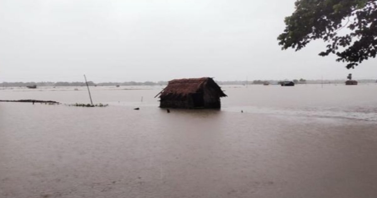 ভারী বর্ষণে পাইকগাছায় ৩৭৫৫ ঘের-পুকুর ভেসে গেছে