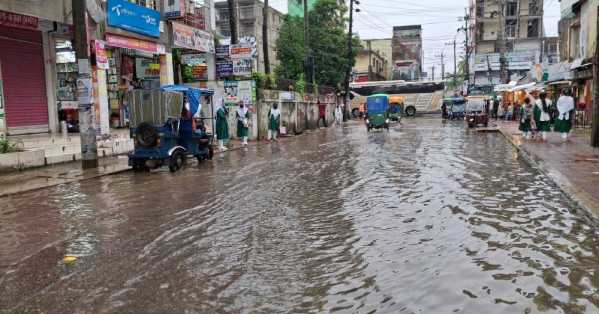 টানা বর্ষণে নোয়াখালীতে তলিয়ে গেছে অধিকাংশ সড়ক, আবারও বন্যার আশঙ্কা