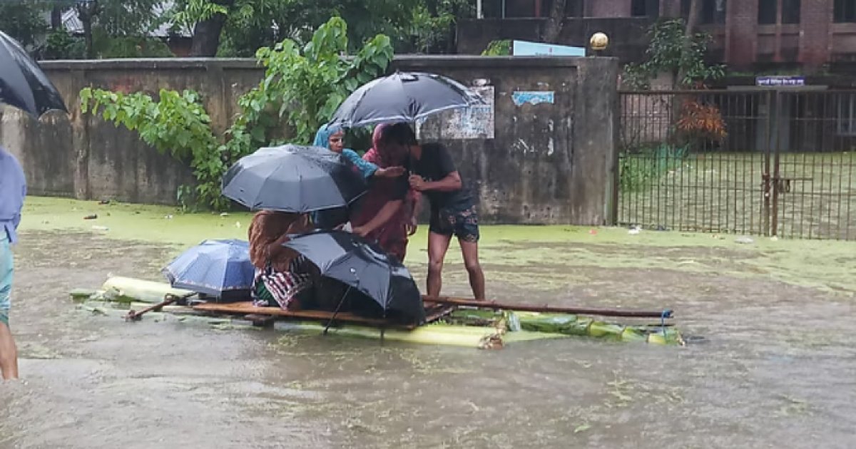 ঘরে-বাইরে কোমর সমান পানি, কলার ভেলায় অন্তঃসত্ত্বাকে নেওয়া হলো হাসপাতালে