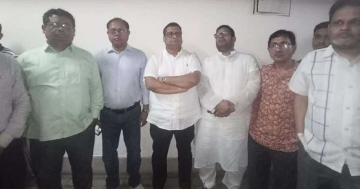 বিবৃতিদাতা ঢাবি শিক্ষকদের ‘ফ্যাসিস্টের দোসর’ আখ্যা দিয়ে শাস্তি দাবি সাদা দলের