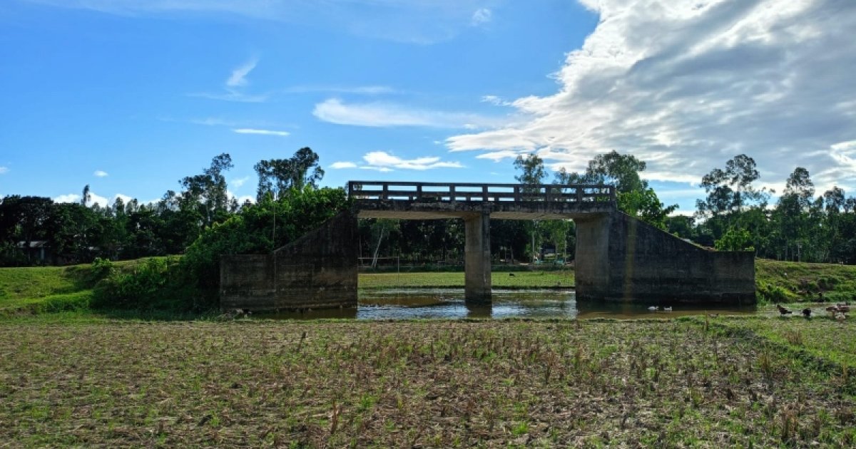 ৯ বছরেও হয়নি সংযোগ সড়ক, ৩২ লাখ টাকার ব্রিজের সুফল বঞ্চিত মানুষ