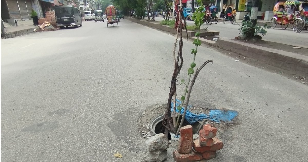 বেড়েছে ম্যানহোলের ঢাকনা চুরি, ঝুঁকি নিয়ে চলাচল