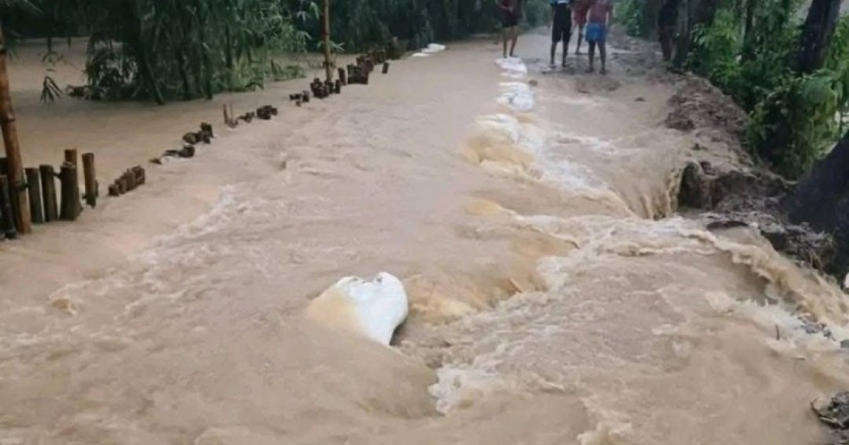 পানি নামছে, ঘরে ফিরে নতুন সংকটে ফেনীর বন্যাদুর্গতরা