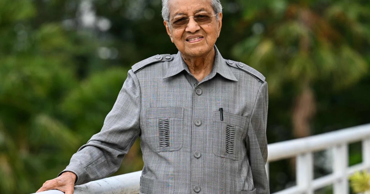 হাসপাতালে চিকিৎসাধীন শতবর্ষী মাহাথির মোহাম্মদ