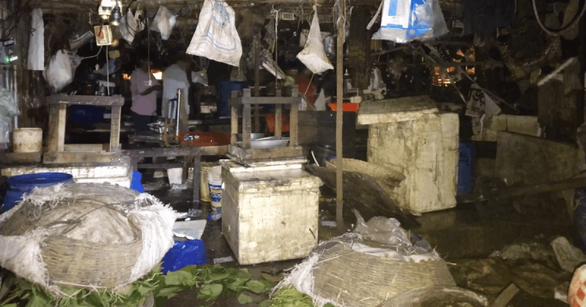 আগারগাঁওয়ে শিক্ষার্থী-ব্যবসায়ী সংঘর্ষে অর্ধশতাধিক দোকান ভাঙচুর, আহত ২