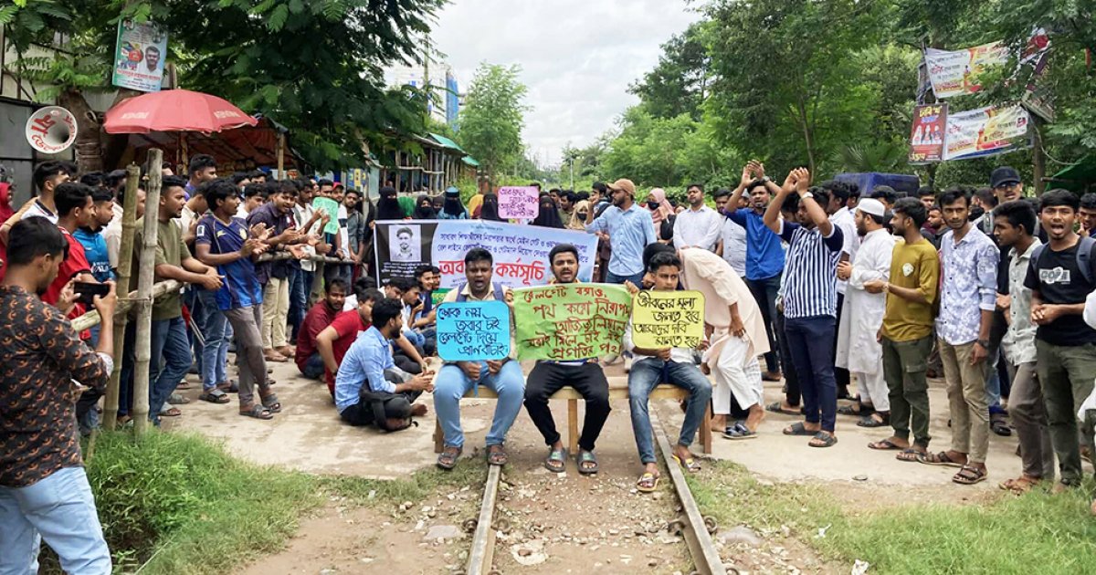 বগুড়ায় তিন ঘণ্টা রেলপথ অবরোধ
