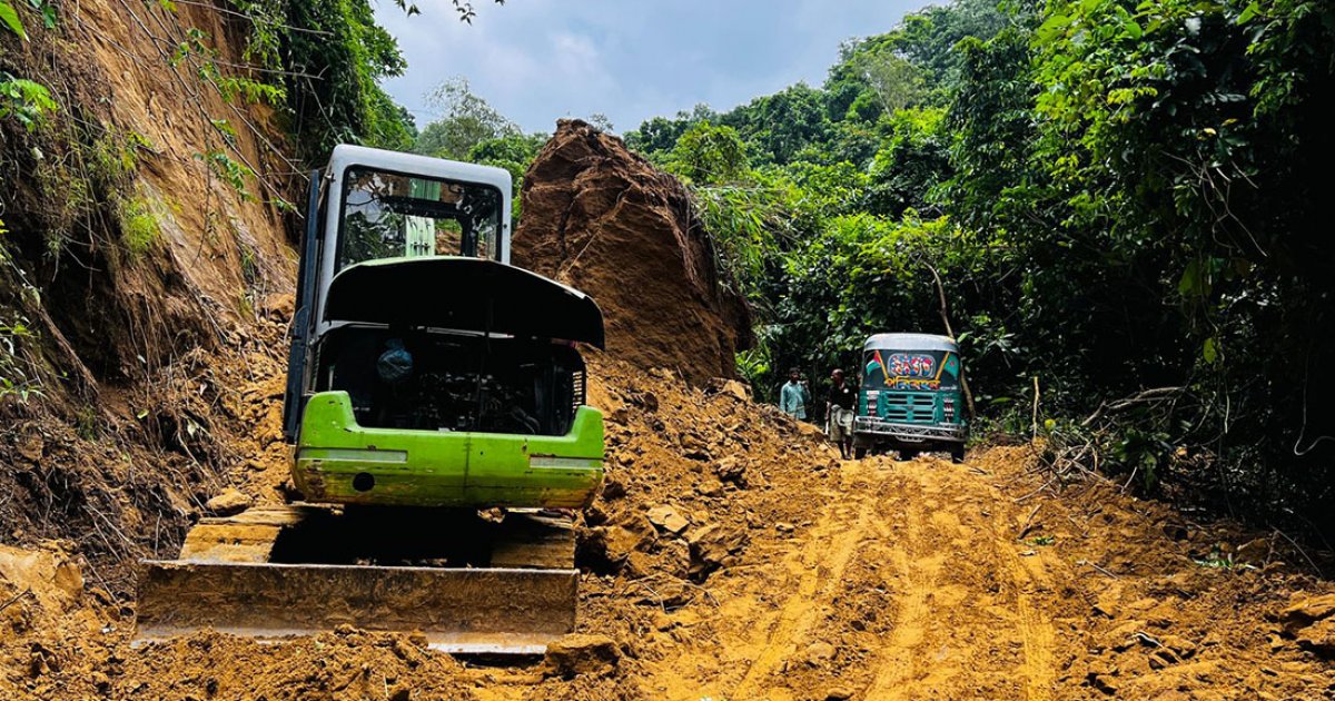পাহাড়ধস: পাঁচ দিন পর মীরসরাই-ফটিকছড়ি সড়ক যোগাযোগ চালু