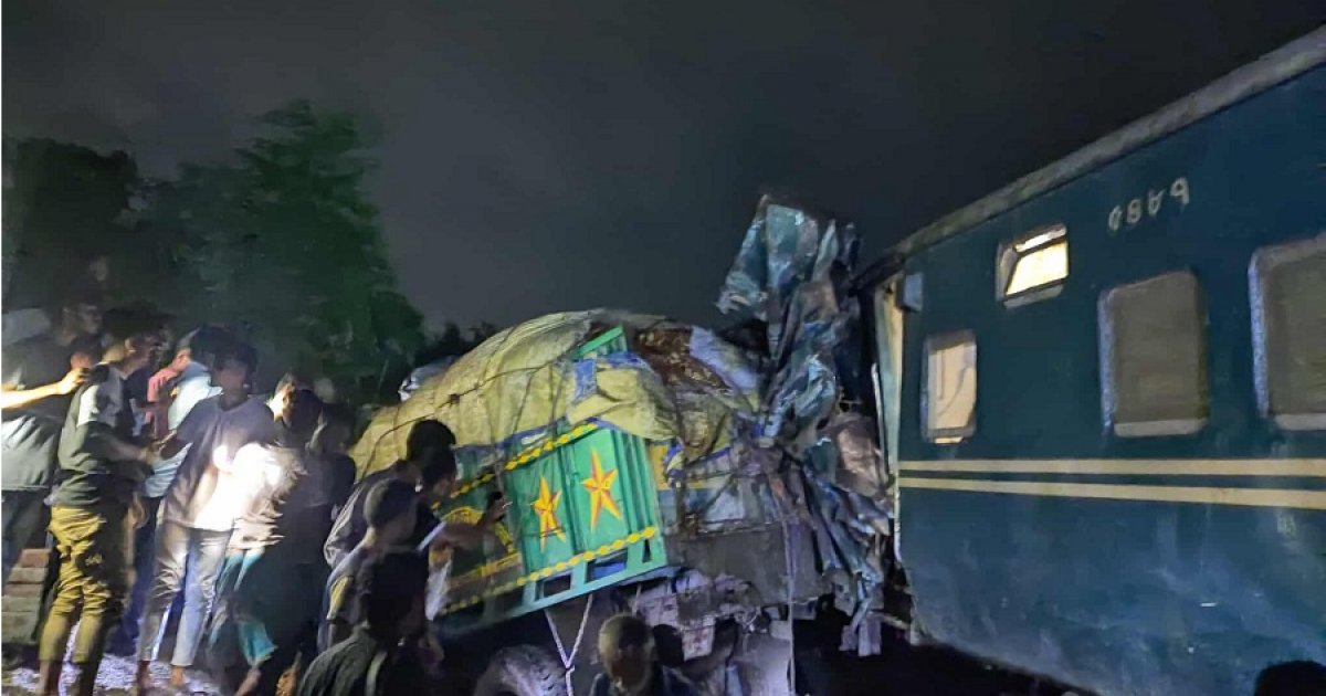 খুলনায় ট্রেন-ট্রাক সংঘর্ষে একজন নিহত, রেল যোগাযোগ বন্ধ