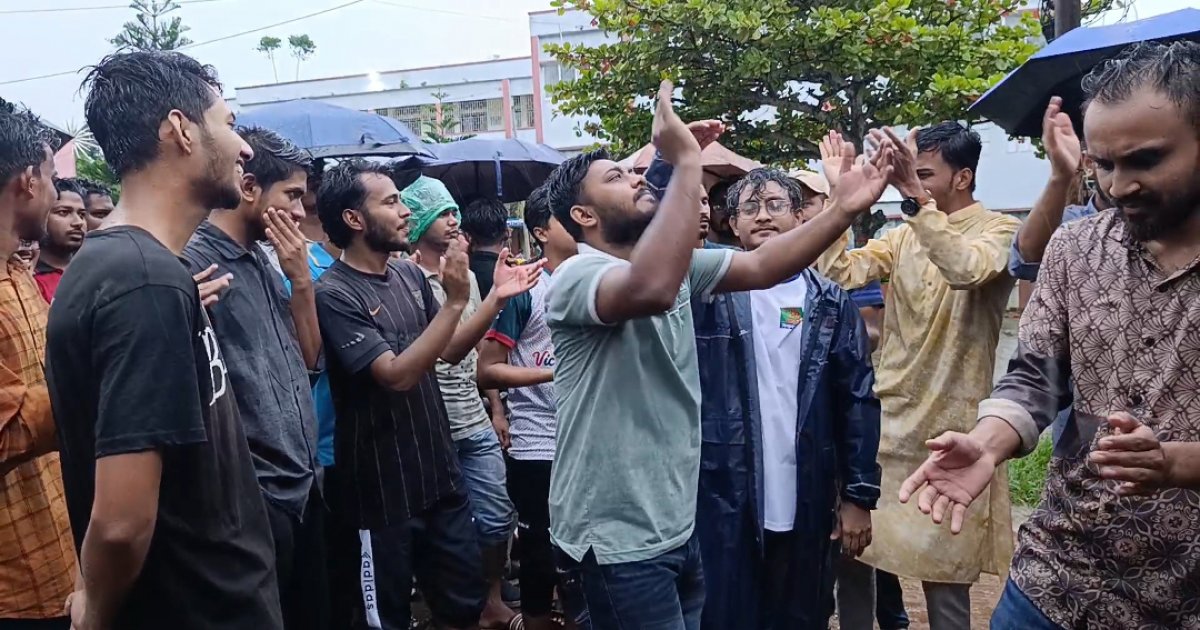 বিক্ষোভে উত্তাল কুমিল্লা ভিক্টোরিয়া কলেজ, অধ্যক্ষ অবরুদ্ধ