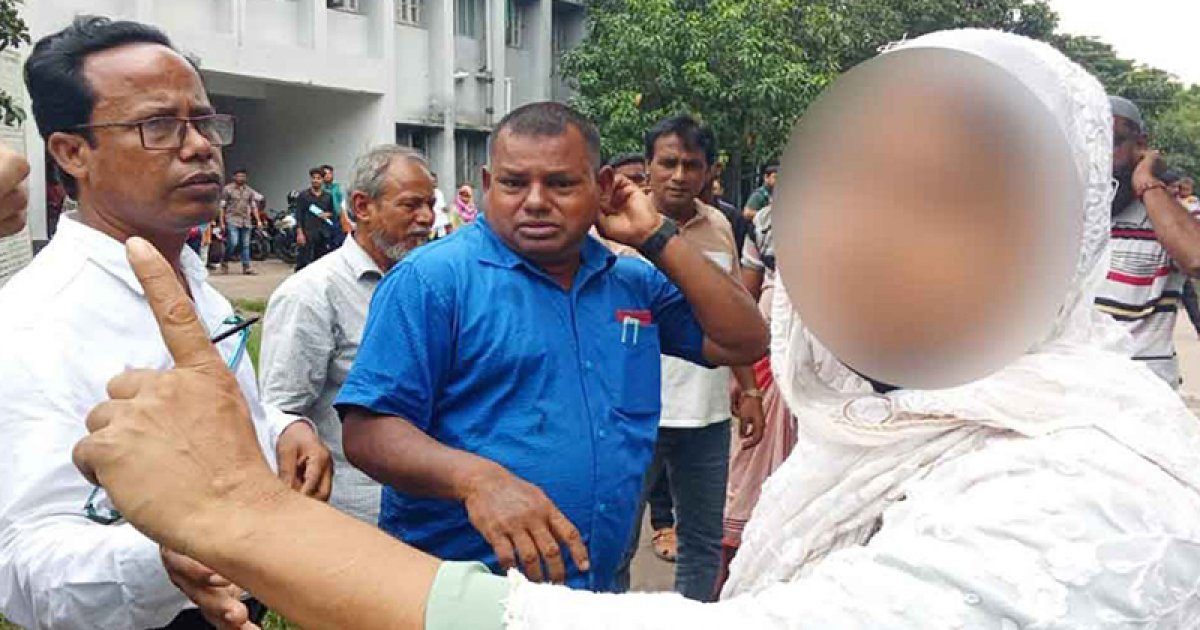 রাজশাহীর আদালত চত্বরে প্রকাশ্যেই নারীকে লাঞ্ছিত