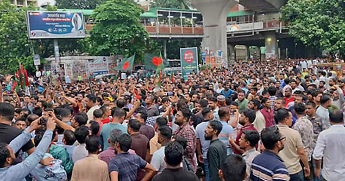 শাহবাগ অবরোধ করলো স্বেচ্ছাসেবক দল