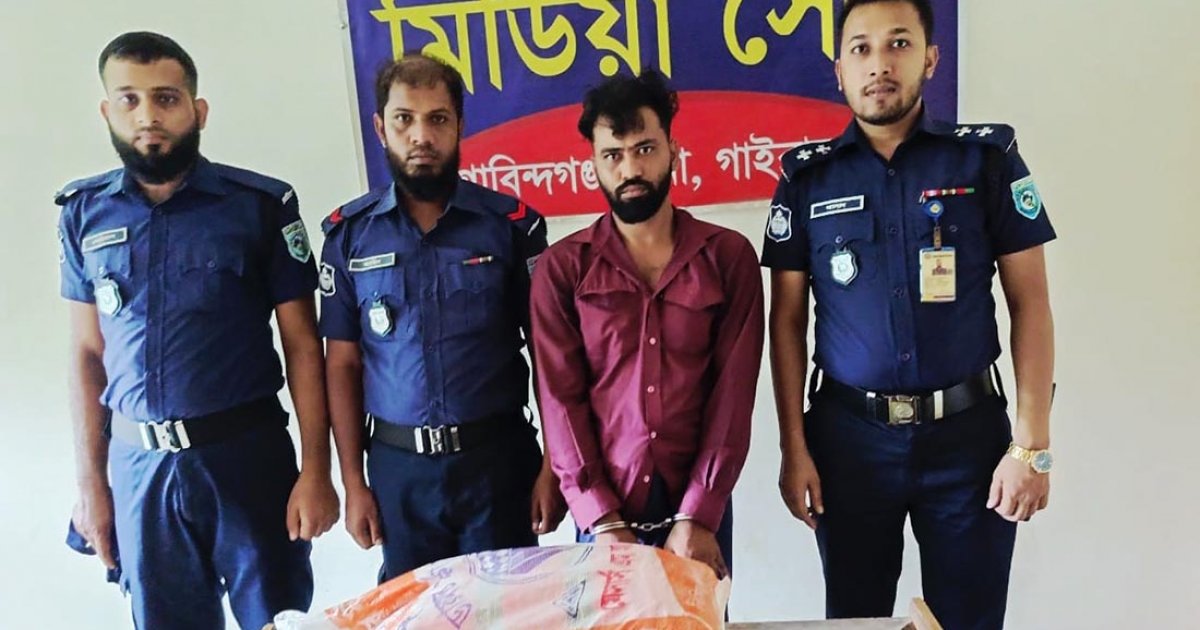 পুলিশের সিগন্যাল অতিক্রম করে কুকুরের সঙ্গে ধাক্কা, সড়কে ছড়িয়ে পড়লো মাদক