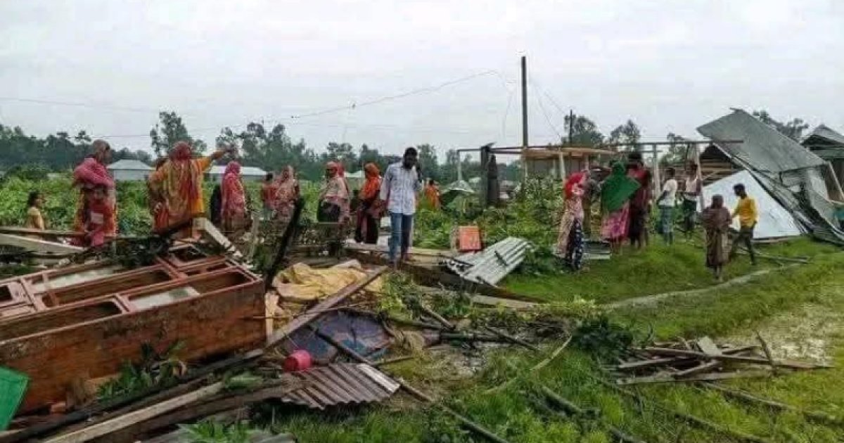 দুই মিনিটের ঝড়ে উড়ে গেছে অনেক ঘর, ৪ গ্রাম লন্ডভন্ড