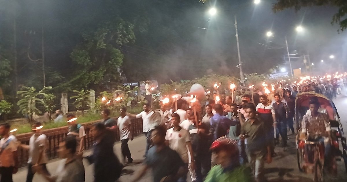 আইনশৃঙ্খলা অবনতির প্রতিবাদে ঢাবিতে ছাত্রদলের মশাল মিছিল