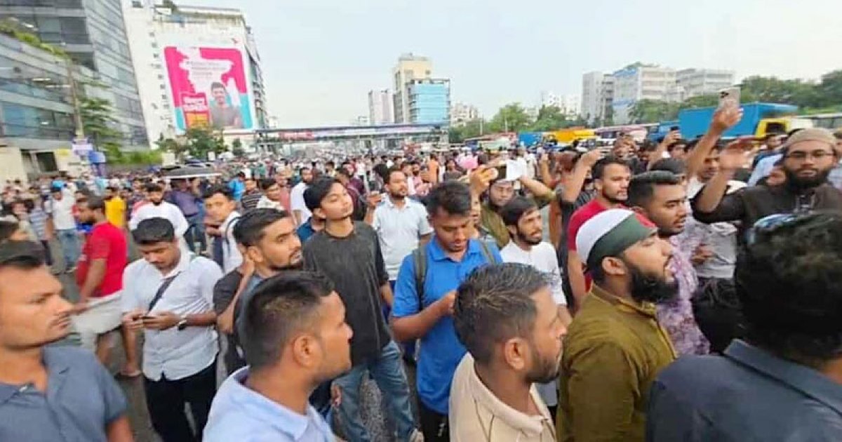 গোপালগঞ্জে এনসিপির ওপর হামলার প্রতিবাদে উত্তরায় শিক্ষার্থীদের রাস্তা অবরোধ