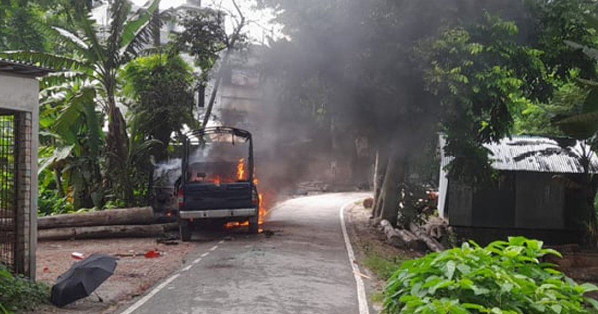 গোপালগঞ্জে পুলিশের গাড়িতে হামলা, আগুন