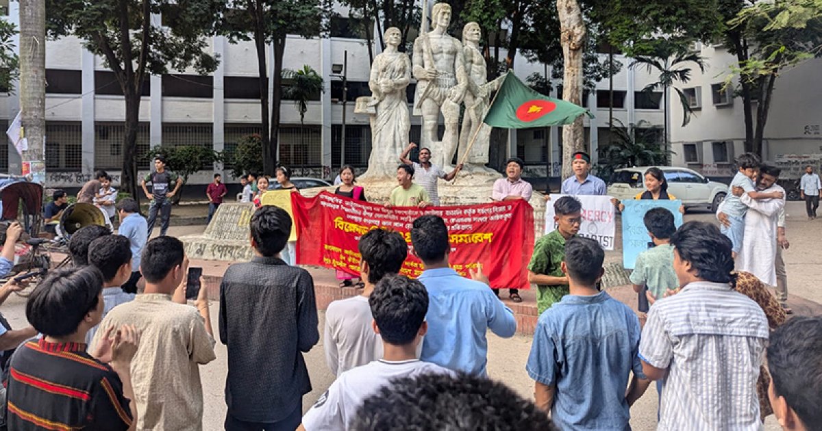 খাগড়াছড়িতে ত্রিপুরা কিশোরীকে ধর্ষণের প্রতিবাদে ঢাবিতে বিক্ষোভ
