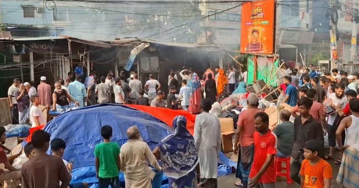 নারায়ণগঞ্জে হকার্স মার্কেটে আগুন, পুড়লো ৩০ দোকান
