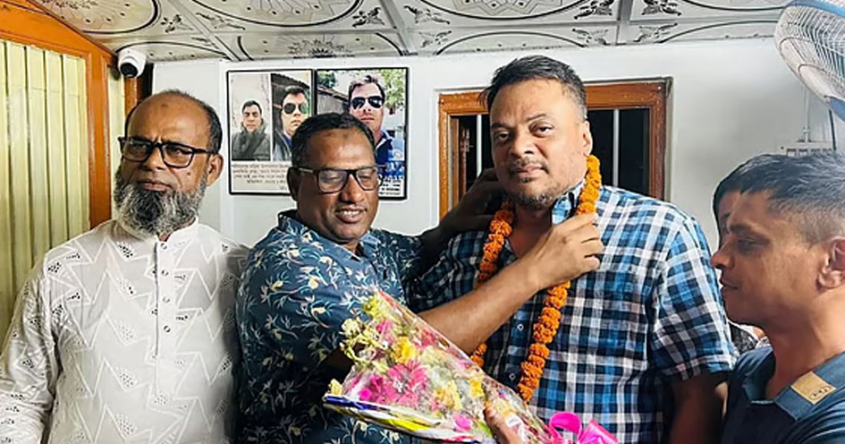 বিএনপি নেতাকে মালা পরানো সেই পুলিশ কর্মকর্তাকে গোপালগঞ্জে বদলি