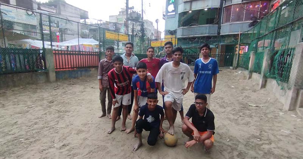 দখলদারদের উচ্ছেদ, খেলায় মেতেছে শিশু-কিশোররা
