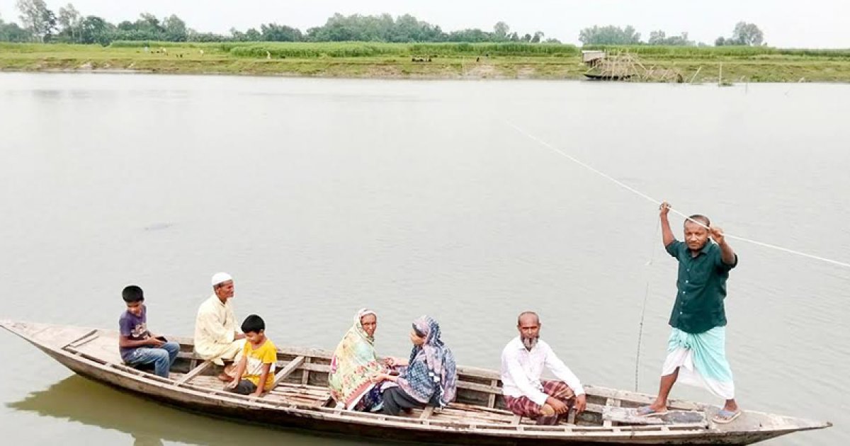 আজও রশি টেনে ডিঙিতে পারাপার, ভোগান্তিতে বাঙালি নদীপারের মানুষ