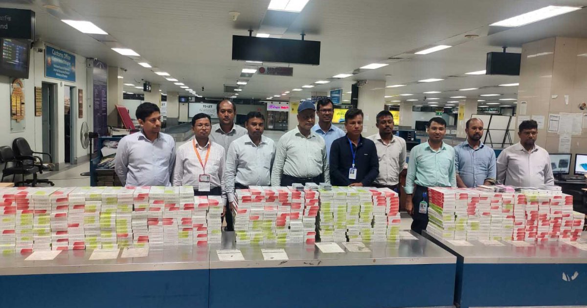 চট্টগ্রাম বিমানবন্দরে বিদেশি সিগারেট ও মোবাইল ফোন জব্দ