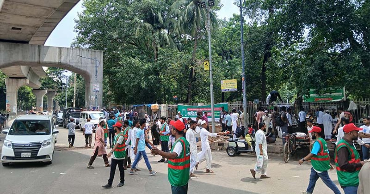 সমাবেশ ঘিরে ট্রাফিক ও শৃঙ্খলা নিয়ন্ত্রণ করছেন জামায়াতের কর্মীরা