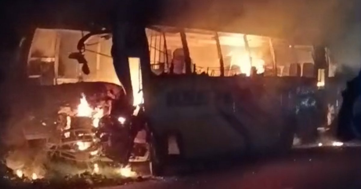 ফরিদপুরে হাইওয়ে থানায় জব্দকৃত বাসে আগুন