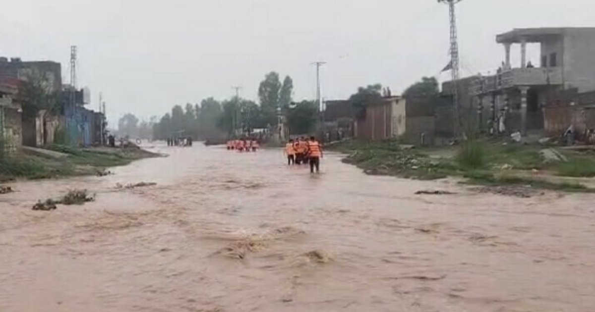 পাকিস্তানে বর্ষা মৌসুমের শুরুতেই ১৮০ জনের মৃত্যু, আরও বৃষ্টির পূর্বাভাস