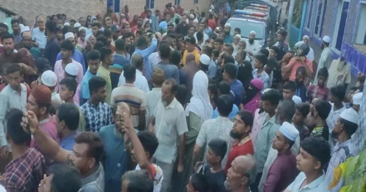 মাদ্রাসার শিক্ষককে কুপিয়ে হত্যা, পিটুনিতে প্রাণ গেলো হামলাকারীর