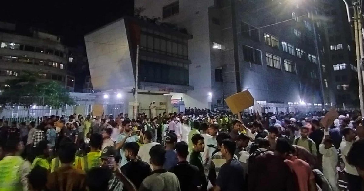 বার্ন ইউনিটের সামনে রাতেও জনতার ভিড়