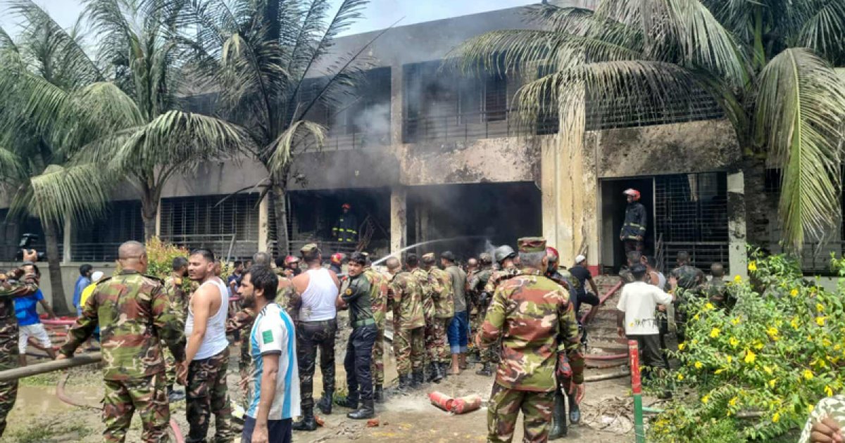 উত্তরায় মাইলস্টোন স্কুলের ভবনে প্রশিক্ষণ বিমান বিধ্বস্ত