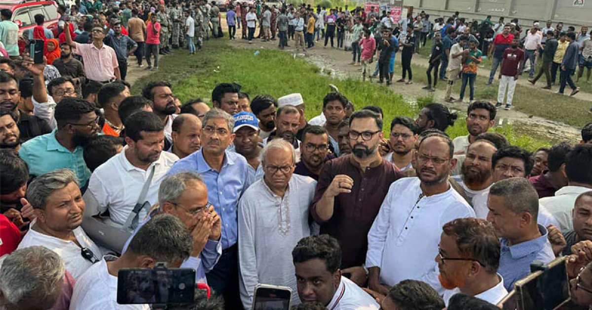উত্তরা দুর্ঘটনাস্থলে বিএনপি নেতারা, বার্ন ইনস্টিটিউটে মির্জা ফখরুল