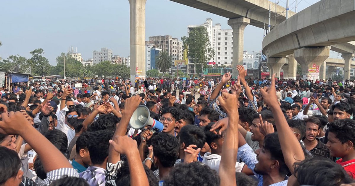 শিক্ষার্থীদের বাধায় কলেজ প্রাঙ্গণে ফিরে গেলেন উপদেষ্টারা