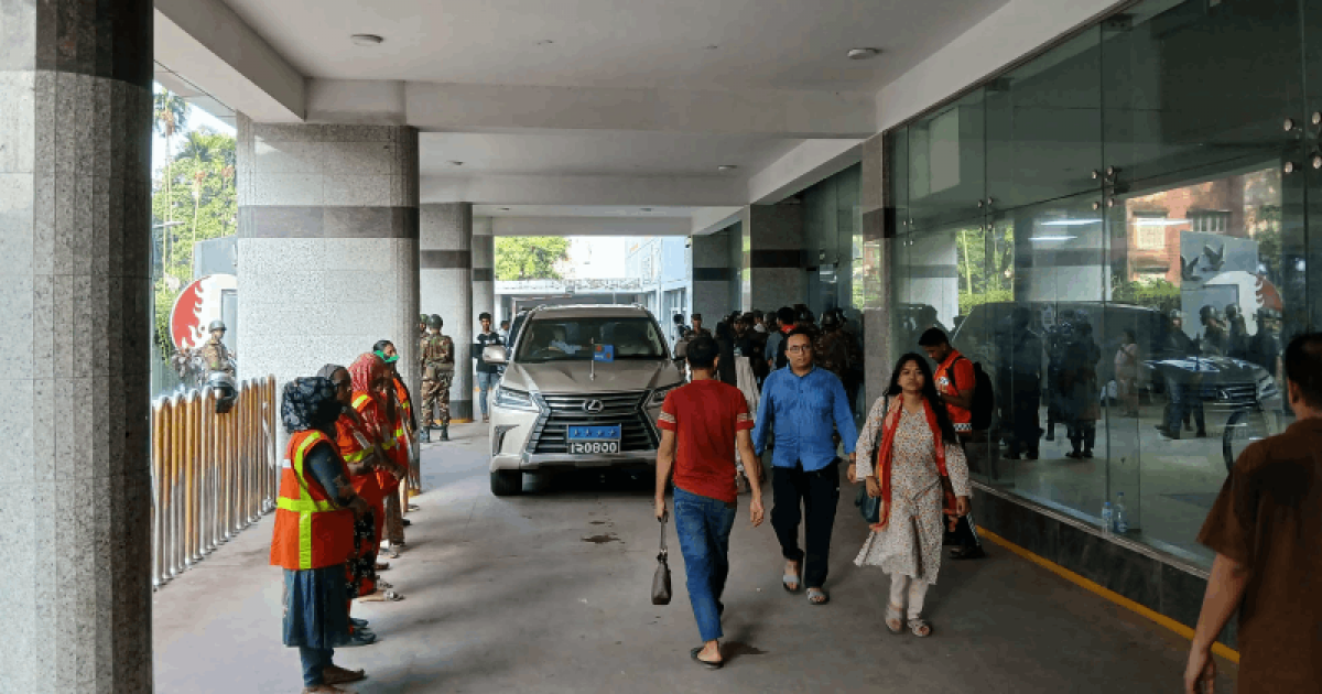 বার্ন ইনস্টিটিউটে শৃঙ্খলা নিয়ন্ত্রণে পুলিশ-সেনাবাহিনীসহ স্বেচ্ছাসেবী সংগঠন