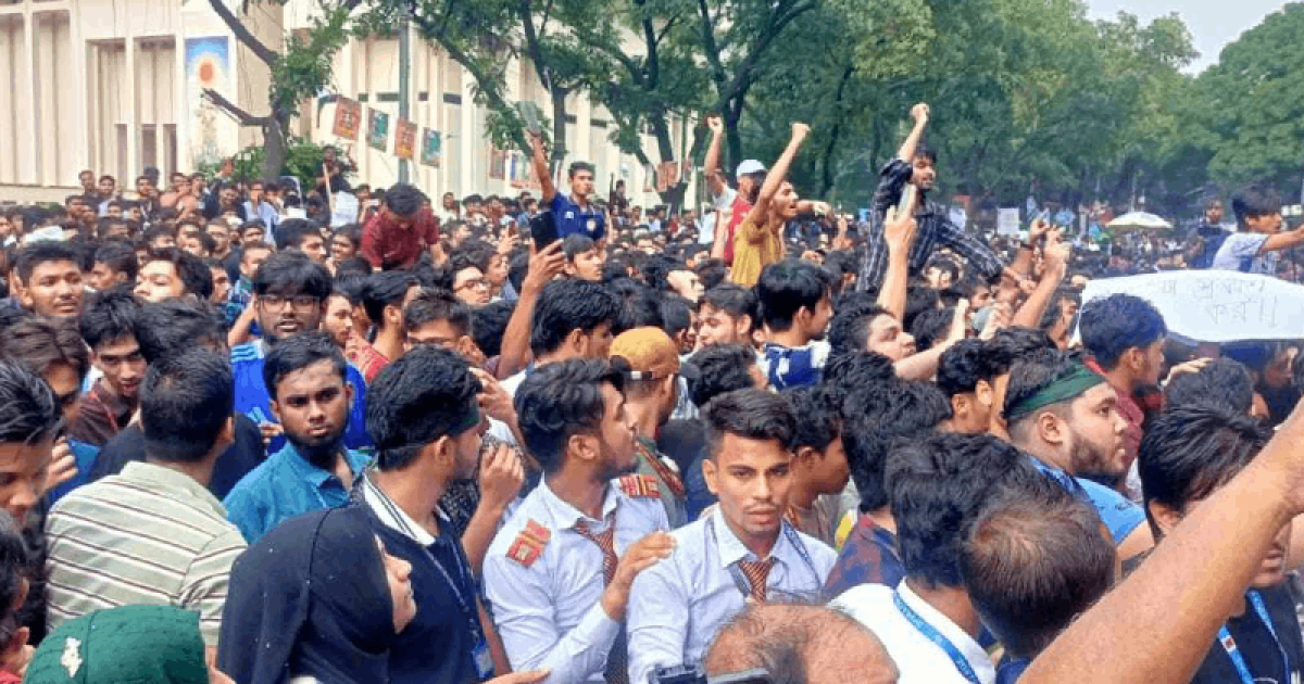 সচিবালয়ে ঢুকে শিক্ষার্থীদের বিক্ষোভ, লাঠিচার্জ